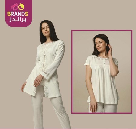 بيجامة ثلاث قطع بلوز نص كم بازرار على الصدر وبنطال وروب قصير مزين بدانتيل